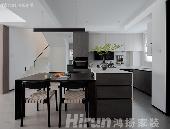 130㎡北歐風，原木色電視墻越看越喜歡，黑白撞色的廚房不要太高級！